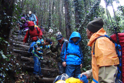 下山コースでもっと実急な階段を下っている写真