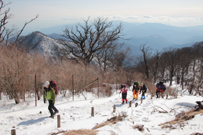 展望の良い山頂直下の斜面を登っている写真