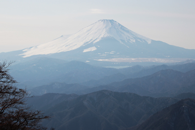 山頂直下から見た富士山の写真