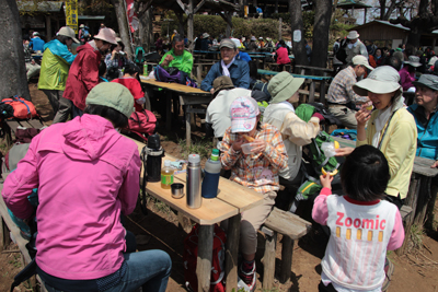景信山山頂で昼食中の写真