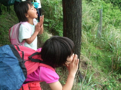見晴らしの良いところでヤッホーと大声を出す女の子たちの写真