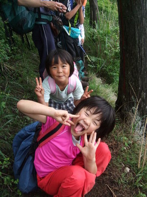 ヤッホーの後はお茶目にポーズを取る女の子たちの写真
