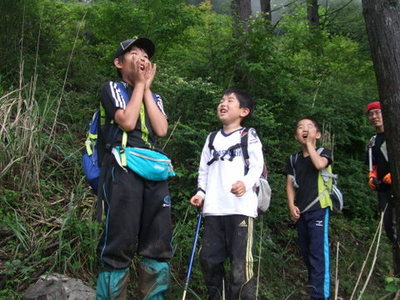 男の子たちもヤッホーと言っている写真