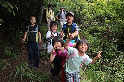 ポーズを取る子どもたちの写真