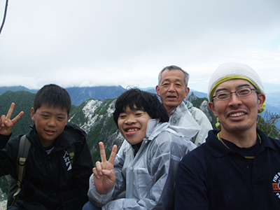 Ｙさんが撮影した観音岳山頂でのメンバー４人の写真