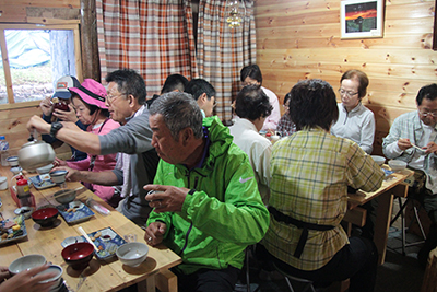 南御室小屋で朝食を食べている写真
