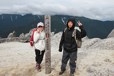 薬師岳山頂でのＲくんとＳちゃんの写真