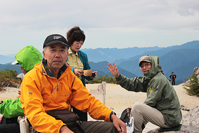 Ｒくんが撮影した薬師岳山頂でのＡさん、Ｃさん、Ｕさんの写真