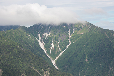 観音岳から見た北岳の写真