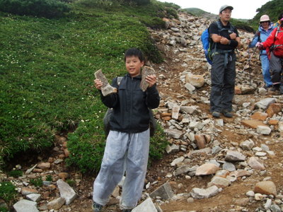 Yさんが撮影した岩を割ったように見せているR君の写真