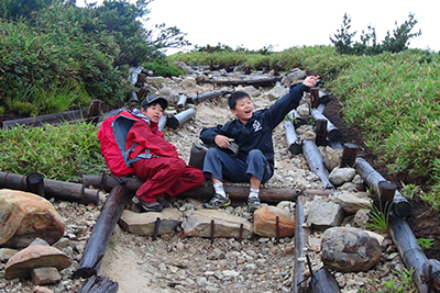 登山道に座ってのんきなＲ君とＳ君の写真