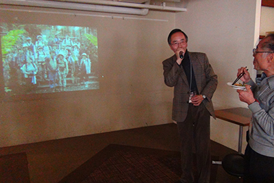 スライドショーの写真の説明をしているＡさんの写真