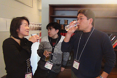 飲んでいるＮさん、Ｓさん、Ｉさんの写真