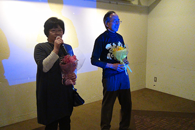 みなさんから花束をいただいてお礼を言っているＡさんの写真