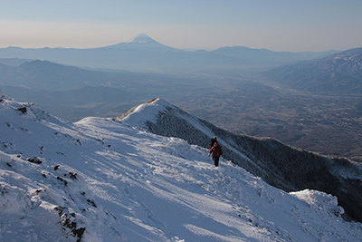 富士山を背に山頂のすぐ手前を登っている写真