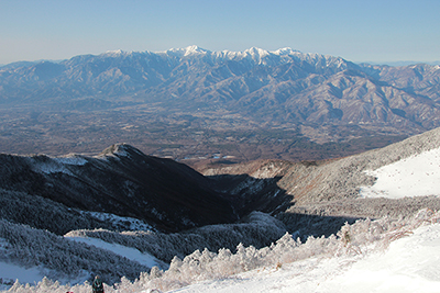 南アルプス北部の山々と麓の写真