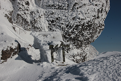 権現岳山頂の祠の写真