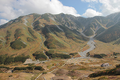 雷鳥沢のテント場と別山乗越方面の写真