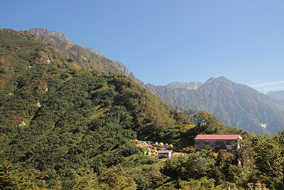 早月小屋と剣御前、剱岳山頂の写真