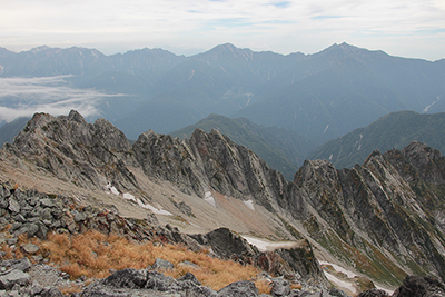 剱岳山頂から見た八ツ峰と後立山連峰の写真
