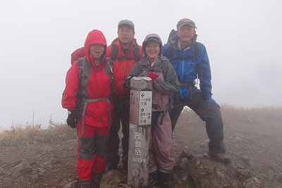茂倉岳山頂での集合写真