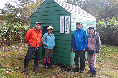 白樺避難小屋での集合写真