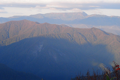 苗場山を遠望した写真