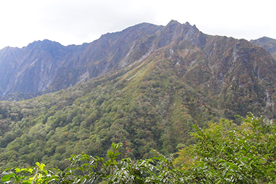 堅炭岩と谷川岳オキの耳の写真