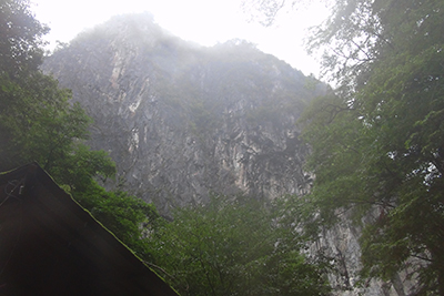 一石山の岩壁の写真