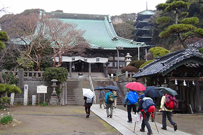龍口寺の境内を歩いている写真