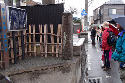 次の江ノ島弁財天の道標を見ている写真