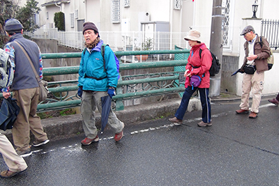 馬喰橋の上を歩いている写真