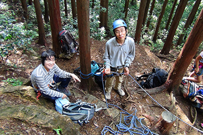 登っているところを見守るＮさんと確保するＫさんの写真