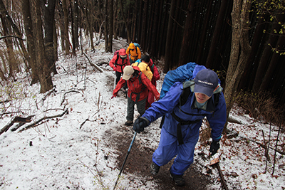 裏の肩から山頂を目指して登っている写真
