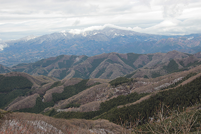 山頂直下の見晴らしのよいところから見た赤城山の写真