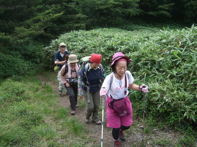 端足峠から山頂に向かっている写真