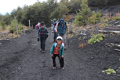 五合目からざれた登山道を登り始めた写真