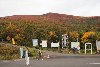 イワカガミ平から見上げた東栗駒山方面の写真