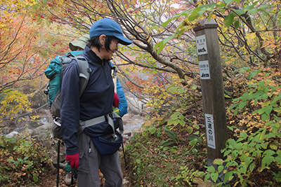 渡ってきた三途の川の標識を見ている写真