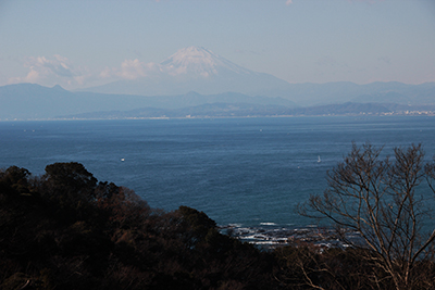 相模湾の向こうに見える富士山の写真