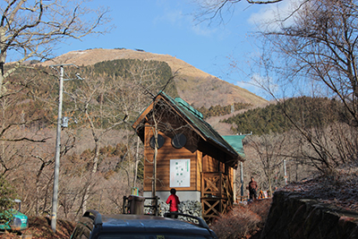 休憩したトイレと大野山の写真