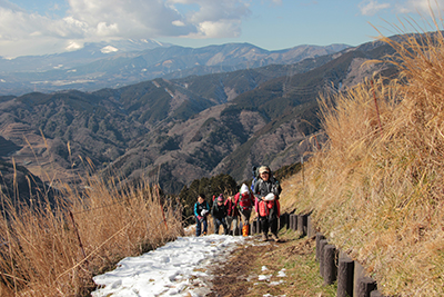 富士山を背に登っている写真