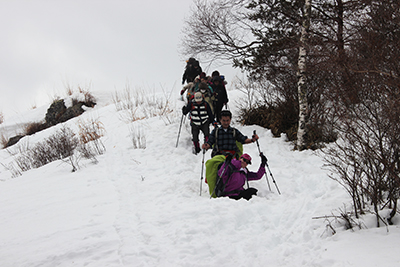 守屋山山頂から下っている写真