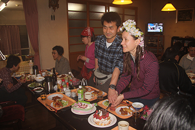 Ｈさん夫妻の結婚祝いをしようとＦさんが作ってきてくれたケーキに入刀するＨさん夫妻の写真