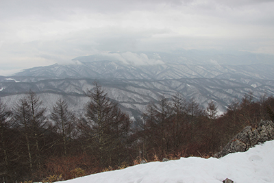 守屋山山頂から見た入笠山・南アルプス方面の写真