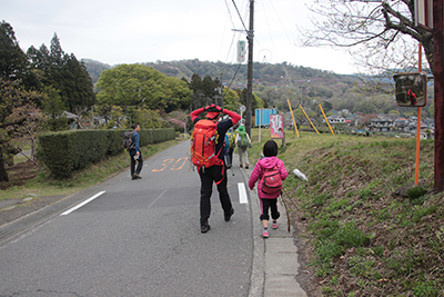 舗装道路を一緒に歩くＹさんとＫちゃんの写真