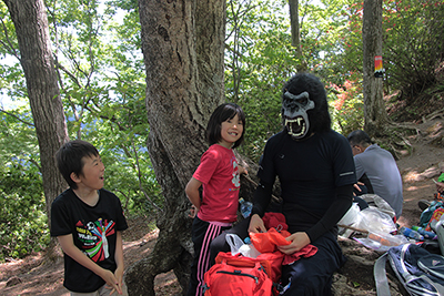 キングコングのような仮面をかぶったＹさんとそれを楽しんでいる子どもたちの写真