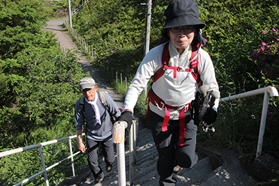 正丸駅の斜めの階段を上ってきたＫさんとＣさんの写真