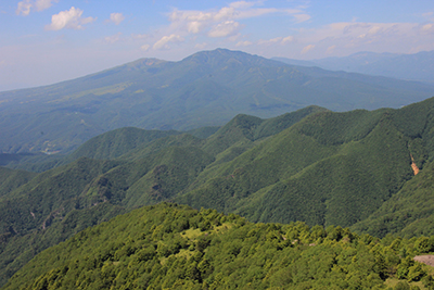 烏帽子岳山頂から見た四阿山と根子岳の写真