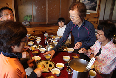 種池山荘で朝食中の写真